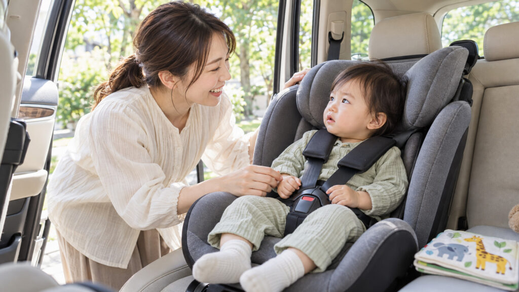 チャイルドシートに乗る子ども