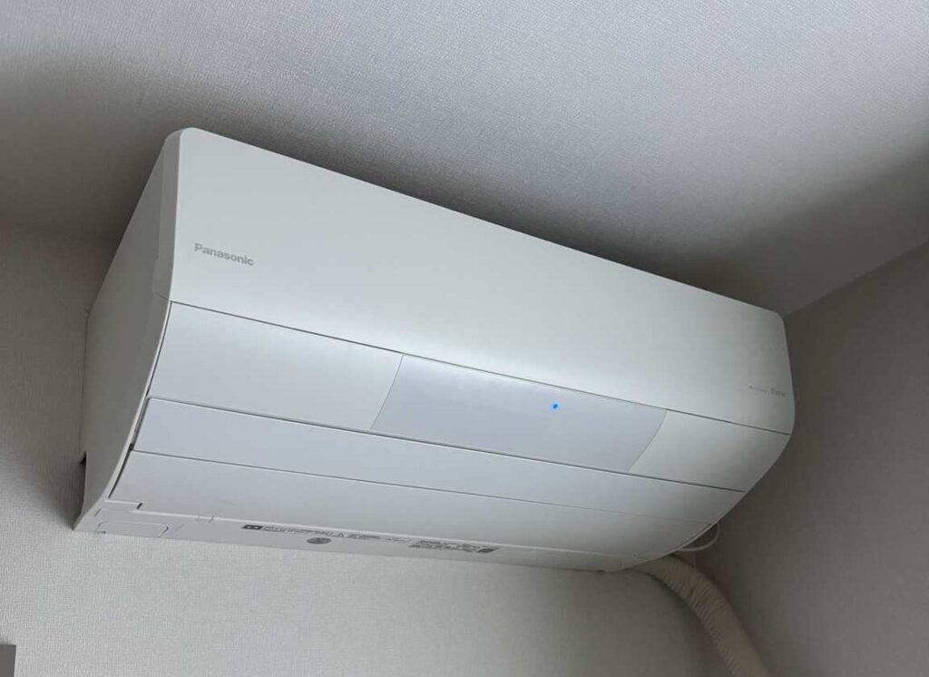 部屋に設置されたエオリアエアコン